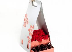 Кутия за подарък в бяло и розово